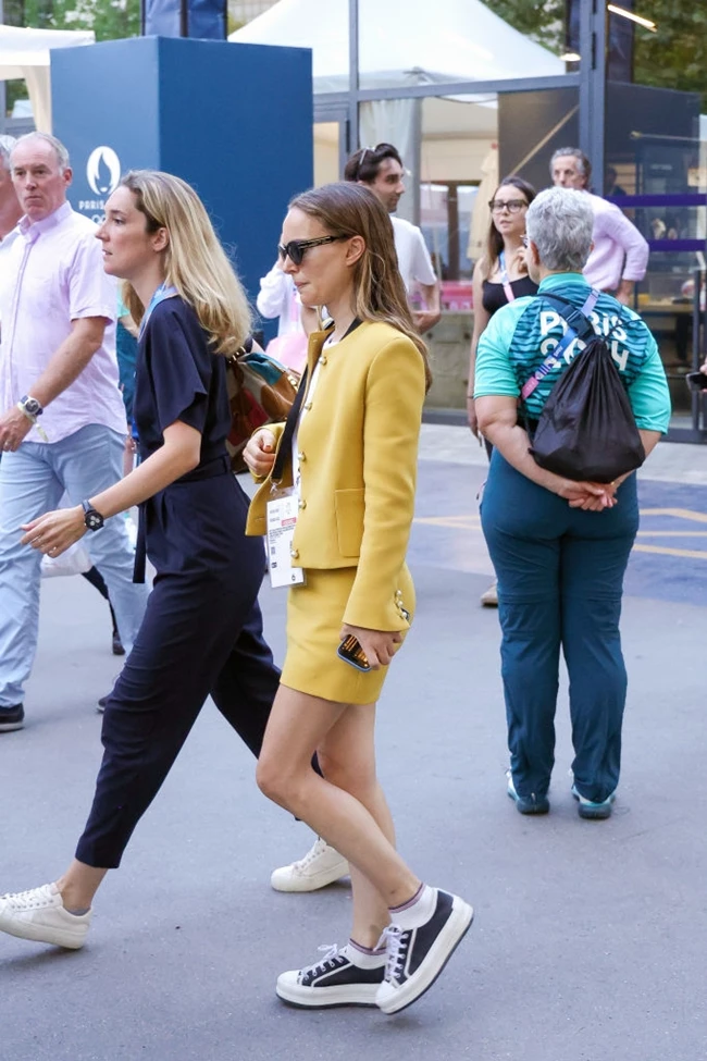 Natalie Portman | To miniskirt suit στον τελικό της Simone Biles στο Παρίσι