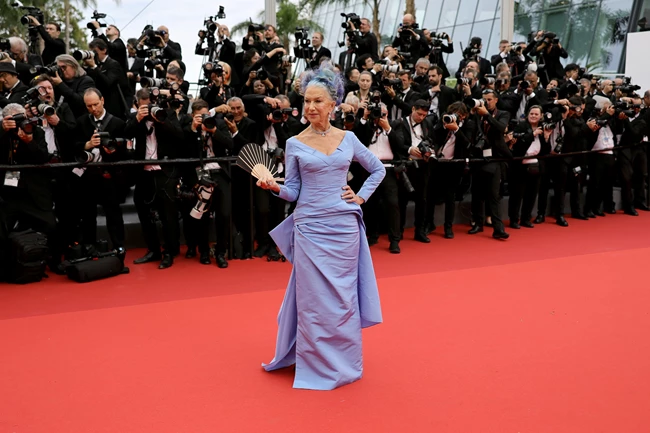Φεστιβάλ Καννών 2023 | Η Helen Mirren τόλμησε στο κόκκινο χαλί με το punk μπλε χρώμα στα μαλλιά της