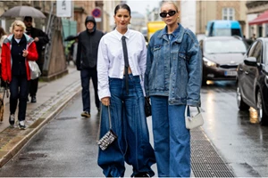 Τα κομψά looks που θα κάνετε με μια maxi denim φούστα