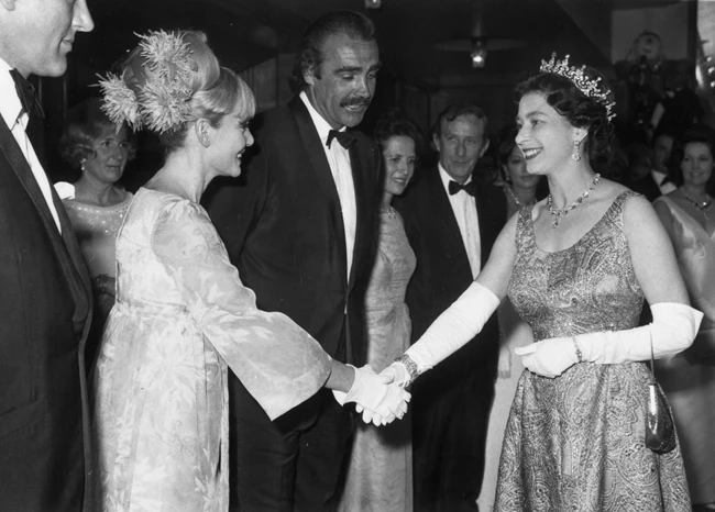 Royal Red Carpet | Οι φωτογραφίες της βασιλικής οικογένειας στις πρεμιέρες του James Bond από το 1967 έως σήμερα