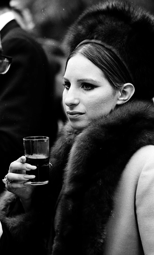 Barbra Streisand | Τα δύσκολα παιδικά χρόνια, το ξύλο και η ανάγκη που οδήγησε στην επιτυχία