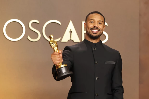 Michael B. Jordan | Γιόρτασε το Όσκαρ Α' Ανδρικού Ρόλου με burgers και πατάτες τηγανητές