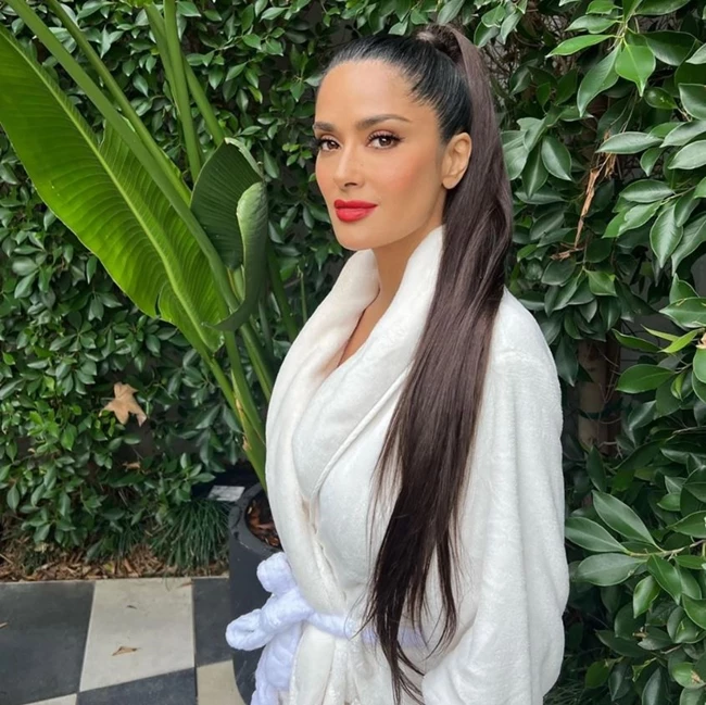 Salma Hayek | Με εντυπωσιακό ponytail χτένισμα που ενθουσίασε τους φαν της