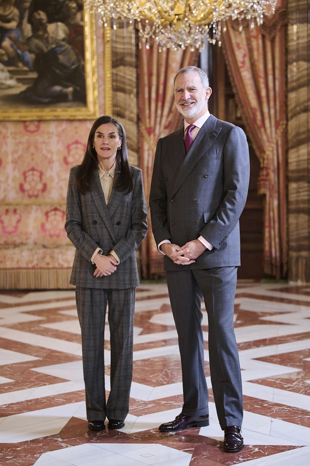 Η βασίλισσα Letizia αντέγραψε το look του βασιλιά Felipe σε νέα κοινή τους εμφάνιση