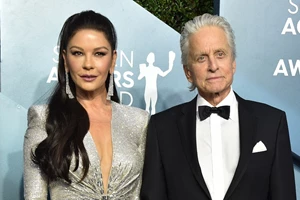 Catherine Zeta-Jones | Η εκθαμβωτική εμφάνιση με ολόσωμη δαντελωτή φόρμα