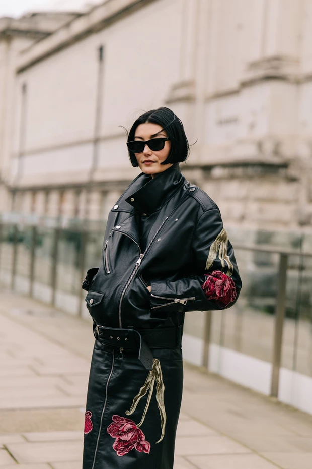 Street style look με μαύρο δερμάτινο jacket με φερμουάρ και διακοσμητικές λεπτομέρειες