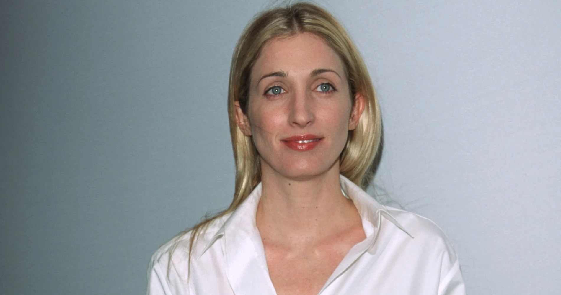 Carolyn Bessette Kennedy | Το δυσεύρετο άρωμα στο οποίο ορκιζόταν το αδικοχαμένο fashion icon