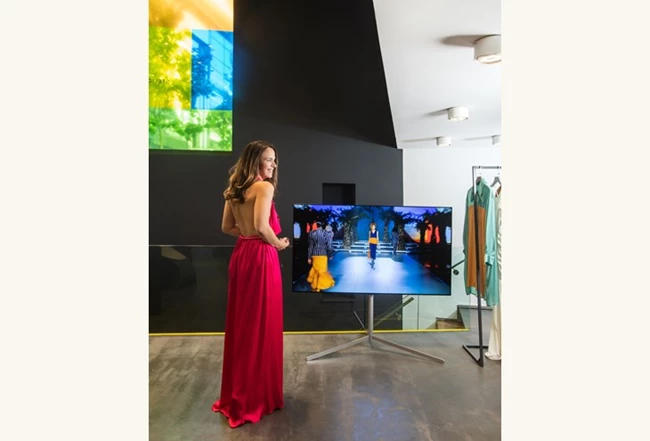 Η κορυφαία αισθητική της LG Gallery OLED TV συναντά τη δημιουργικότητα του Στέλιου Κουδουνάρη και τη φινέτσα της Ελιάνας Χρυσικοπούλου