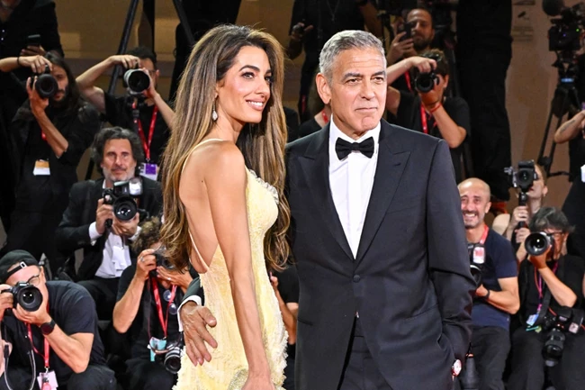 Amal Clooney | Το νέο χρώμα των μαλλιών της και το ιταλικό χτένισμά της στο 81ο Φεστιβάλ Βενετίας