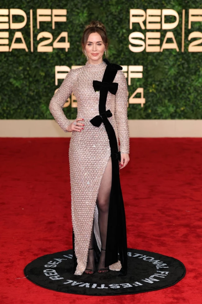 Emily Blunt | Το φόρεμα που επέλεξε και την κάνει να μοιάζει με σέξι χριστουγεννιάτικο δώρο