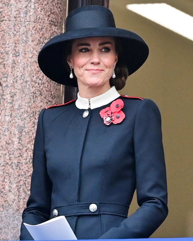 Kate Middleton | Πήρε τη θέση της βασίλισσας Ελισάβετ στο μπαλκόνι στην τελετή για τη μέρα των Βετεράνων