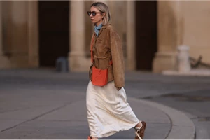 Πώς θα δείχνετε κομψές κρατώντας μια μεγάλη τσάντα