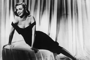 Η Adele με βελούδινο off-the-shoulder φόρεμα και flirty διάθεση