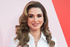 Βασίλισσα Rania | Ποζάρει αγκαλιά με το δεύτερο εγγόνι της που μόλις ήρθε στον κόσμο