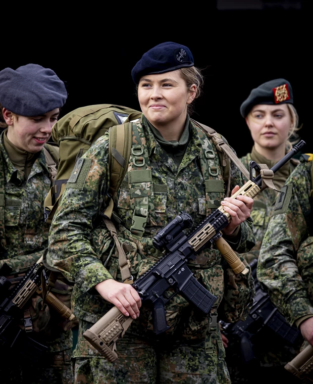 Πριγκίπισσα Amalia Ολλανδίας αποφοίτηση από τη στρατιωτική σχολή