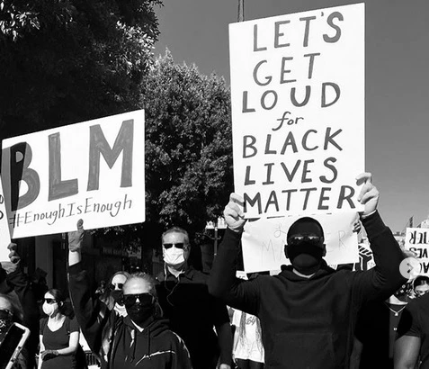 Η Sophie Turner εξηγεί γιατί θα συνεχίσει να διαμαρτύρεται για το θάνατο του George Floyd