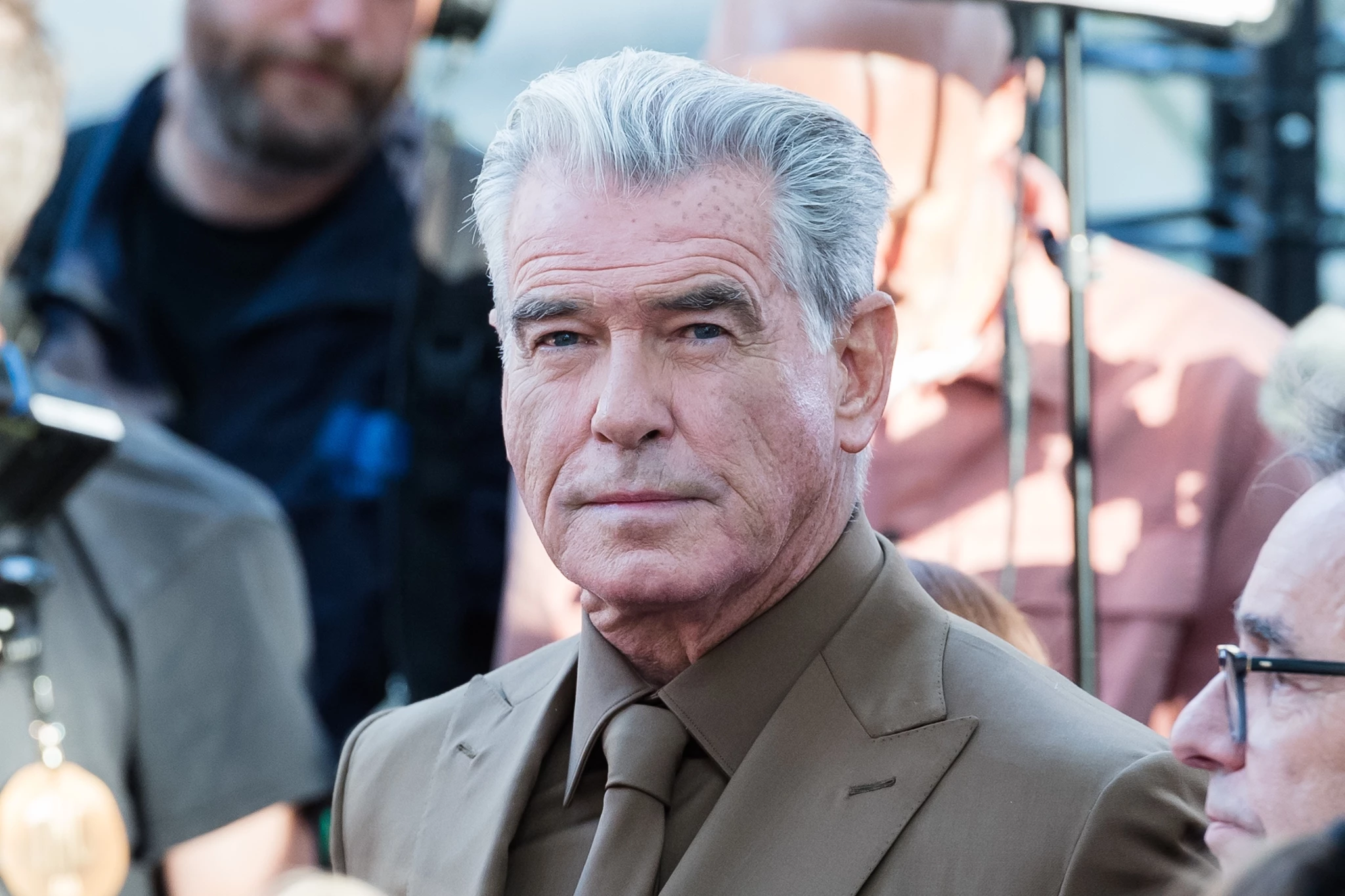 Pierce Brosnan | Ο γοητευτικός σταρ στο κόκκινο χαλί με τον 28χρονο γιο και την 26χρονη εγγονή του