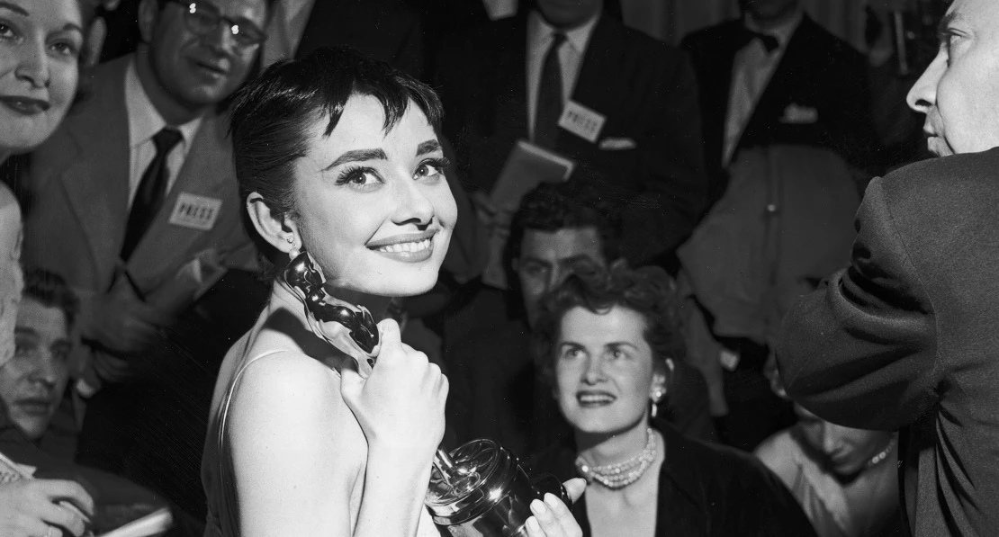 Audrey Hepburn | Το 60s ροζ νυφικό του Hubert de Givenchy που έμεινε στην ιστορία