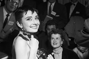 Audrey Hepburn | Το 60s ροζ νυφικό του Hubert de Givenchy που έμεινε στην ιστορία