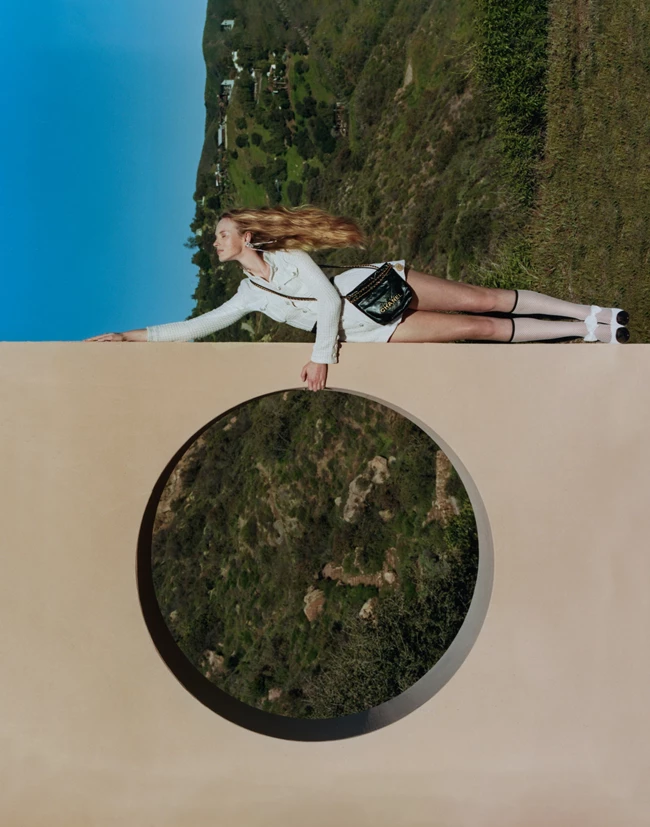 Σακάκι, σκουλαρίκια, ζώνη, τσάντα και μπότες Chanel, Linea Piu