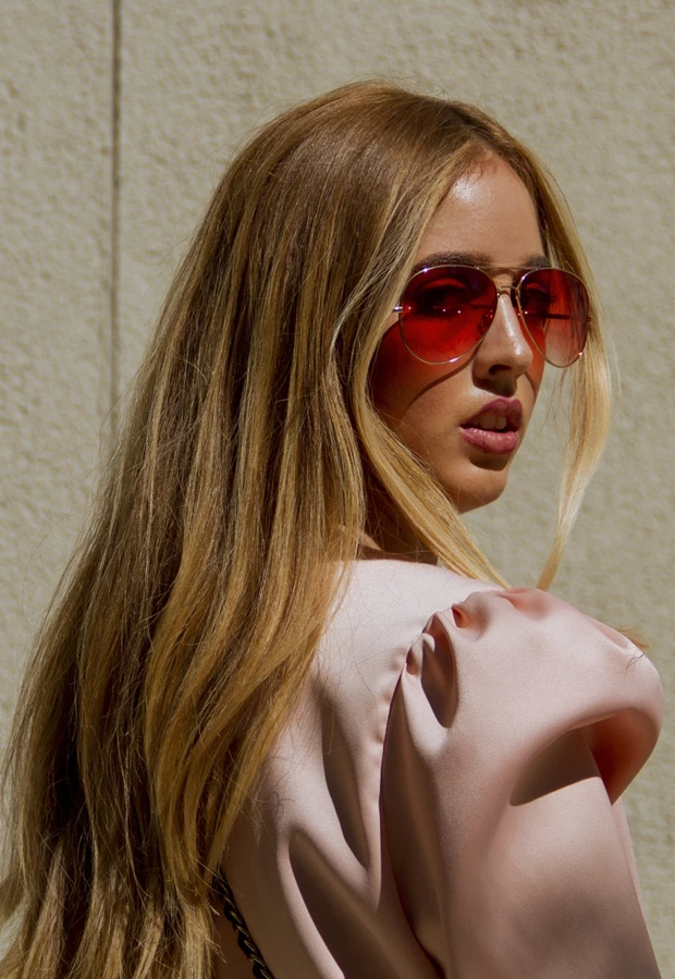 2016 Τάσεις Μόδας: Γυναίκα με γυαλιά ηλίου σε Millennial Pink