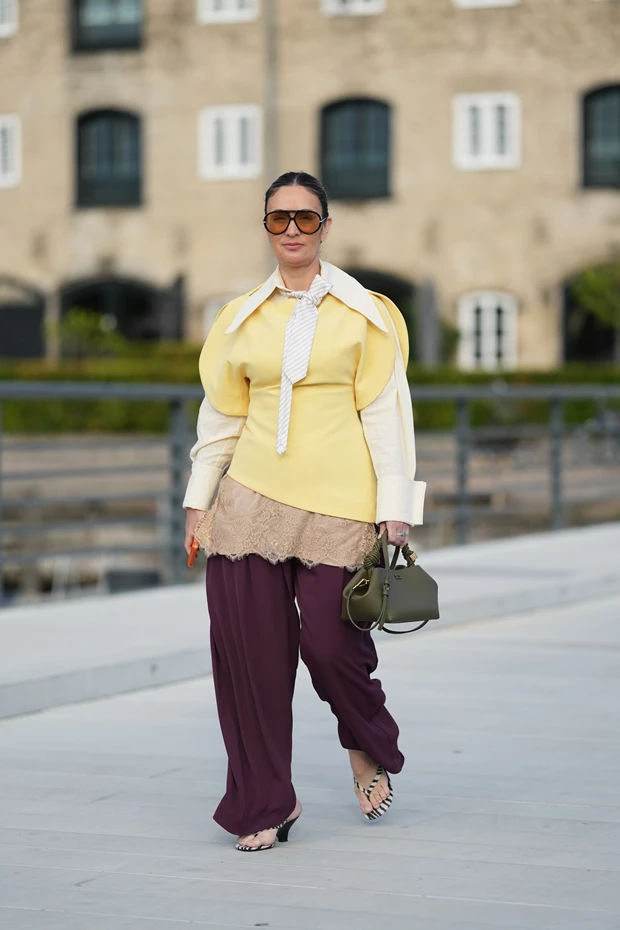 STREET STYLE LOOK: Layering look με zebra print πέδιλα