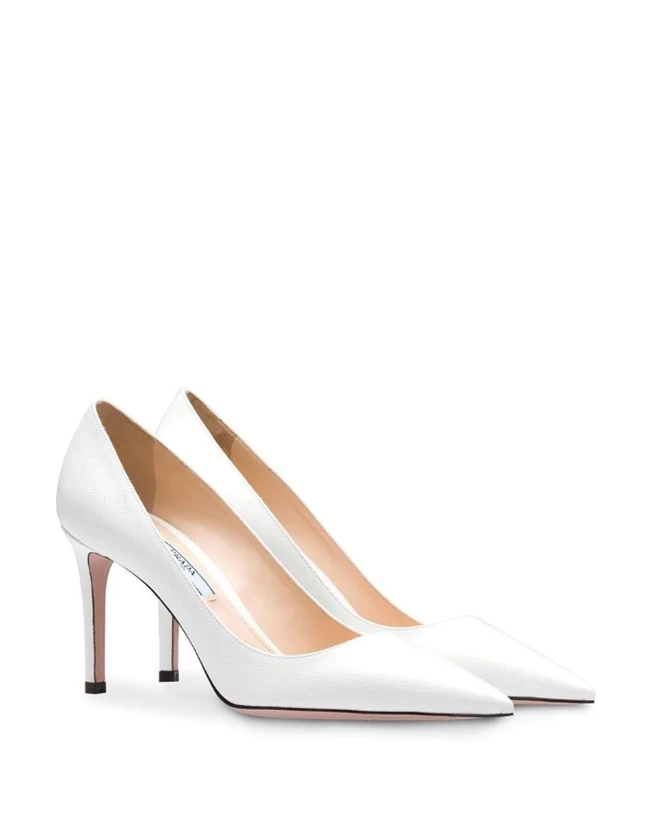 Λευκές γόβες, Prada.