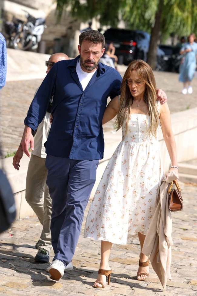 JLo in Paris | Το χτένισμα με το οποίο κατάφερε να δείχνει κομψή ακόμα και κατά τη διάρκεια του καύσωνα