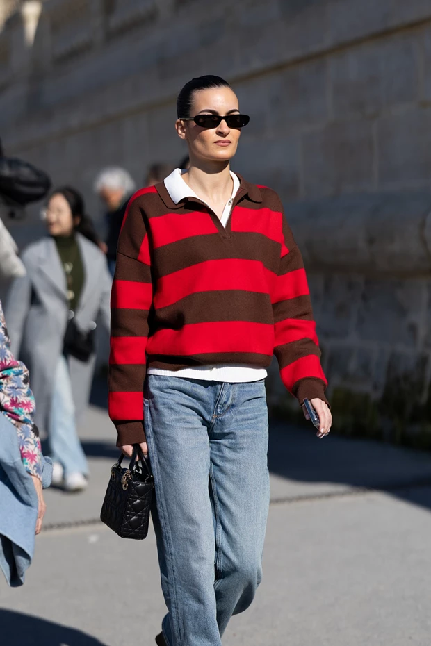 STREET LOOK ΠΑΡΙΣΙ: Εμφάνιση με ριγές polo πλεκτό και τζιν για φθινόπωρο