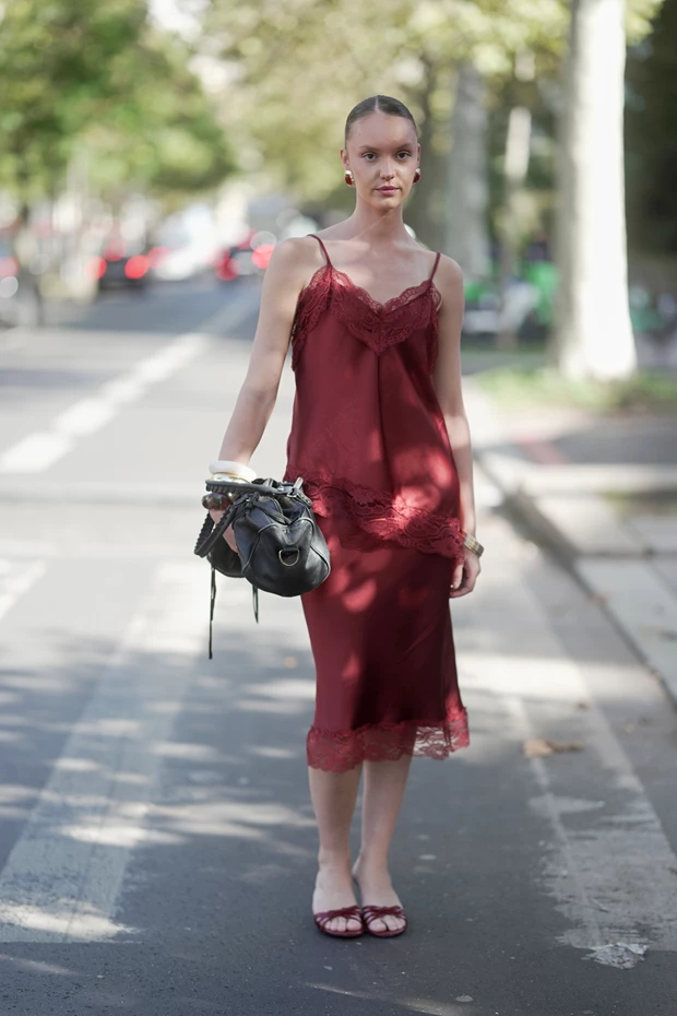 Slip φόρεμα σε street style look με kitten heel mules