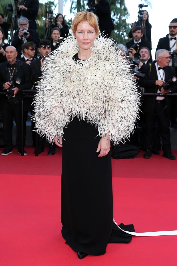 Η Sandra Hüller με dramatic feathers look στις Κάννες