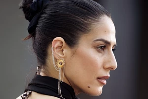 Το 5-minute updo που θα σας σώσει στο γραφείο τις ημέρες του καύσωνα