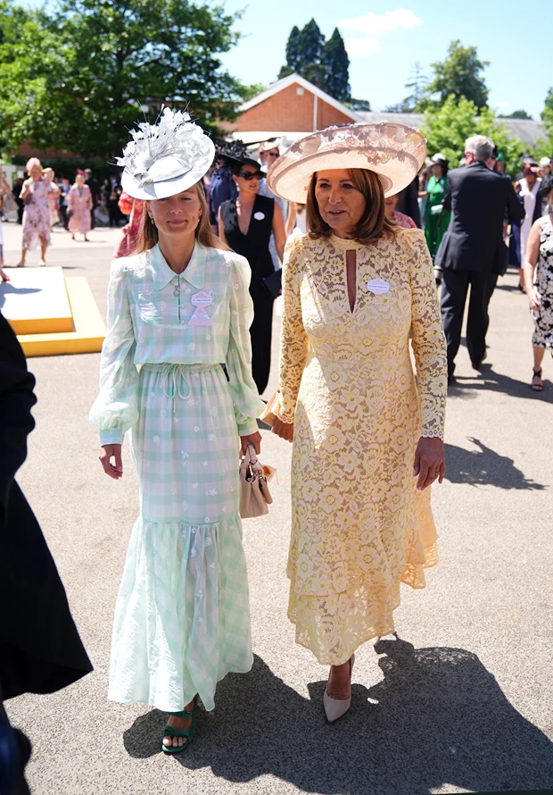 Carole Middleton | Η σπάνια εμφάνιση με τη σύζυγο του James Middleton, Alizée στο Royal Ascot