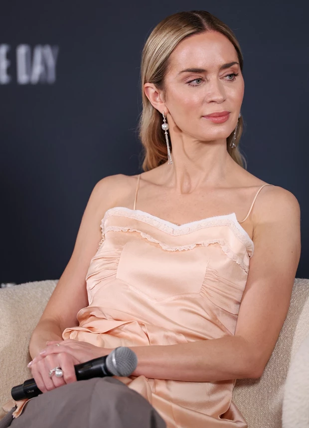 Η Emily Blunt με σατέν τοπ σε συνέντευξη στο Παρίσι.