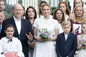 Πριγκίπισσα Charlene | Με Armani look στα κεντρικά γραφεία του Στέλιου Χατζηιωάννου στο Μονακό