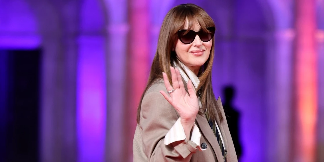 "Είμαι με τον άνθρωπο, όχι με τον καλλιτέχνη" | Η απάντηση της Monica Bellucci για τη σχέση της με τον Tim Burton