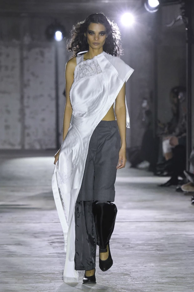 Wonder Bras | Η εκρηκτική εμφάνιση του στηθόδεσμου στην υψηλή ραπτική