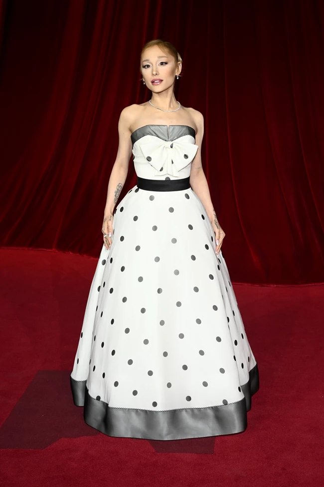 H Ariana Grande με custom Balmain.