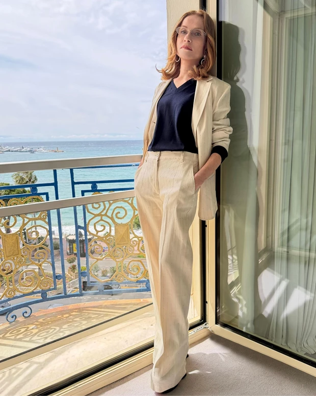 Η Isabelle Huppert με κομψό ριγέ σύνολο Falconeri στις Κάννες
