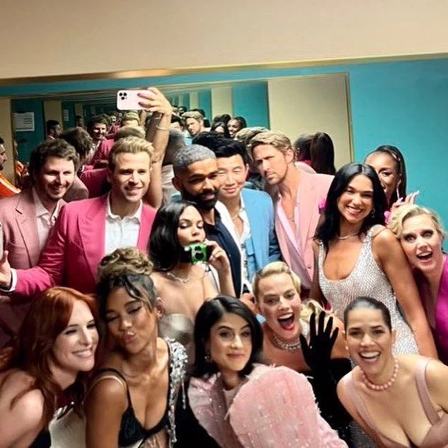 Η selfie των πρωταγωνιστών από τα παρασκήνια της πρεμιέρας Barbie