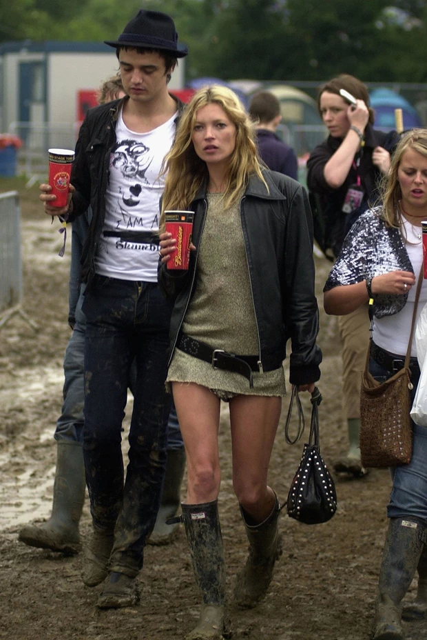 Kate Moss μουσικό φεστιβάλ Glastonbury με Hunter γαλότσες