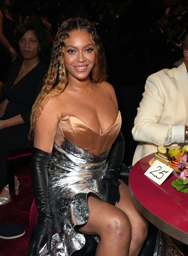 Grammys 2023 | Οι καλύτερες εμφανίσεις στο κόκκινο χαλί