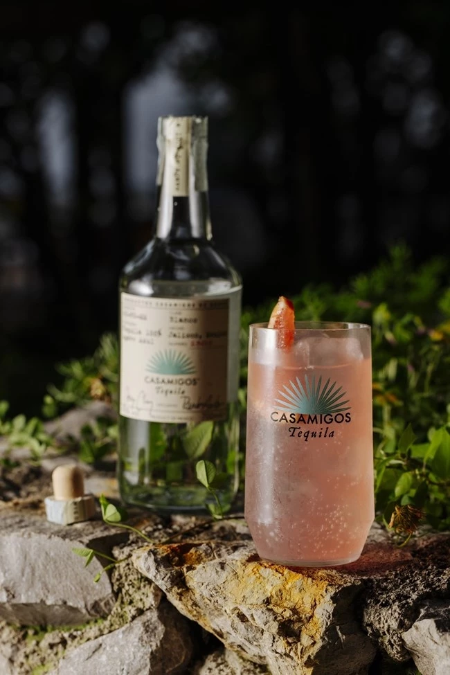 Απολαμβάνοντας τη ζωή με την Casamigos, την τεκίλα των φίλων