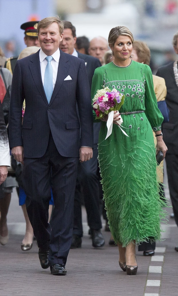 Πριγκίπισσα  Amalia | Έτσι αναβίωσε ιστορικό φόρεμα με φτερά της γιαγιάς της βασίλισσας Βεατρίκης