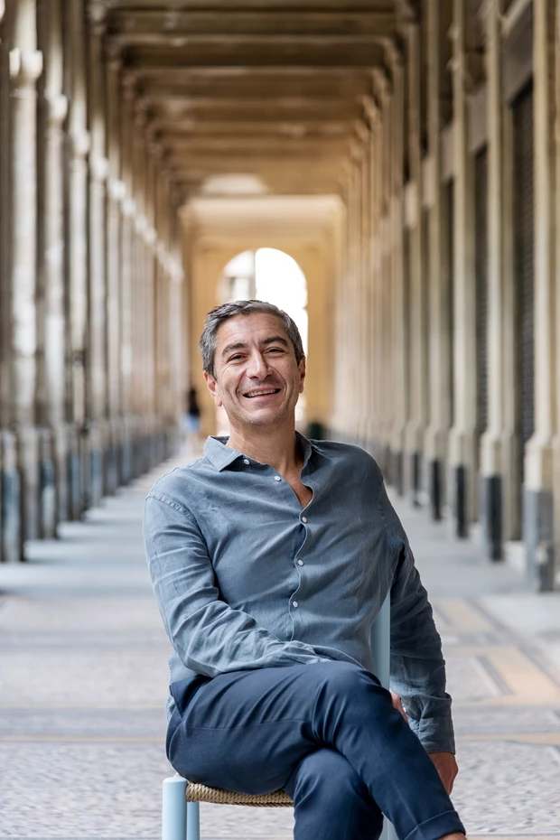 Γιάννης Σεργάκης | Οι λεπτομέρειες μιας τυπικής ημέρας του μεταξύ δημιουργίας και έμπνευσης