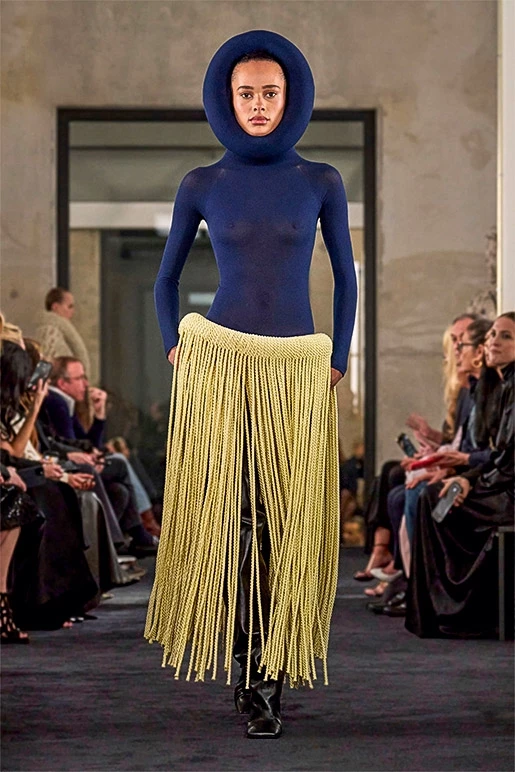 Look από τη συλλογή Καλοκαίρι/ Φθινόπωρο 2025 του οίκου Alaïa.