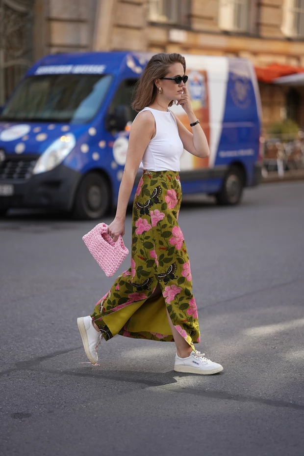 Γυναίκα με vintage maxi φούστα και λευκό tank top