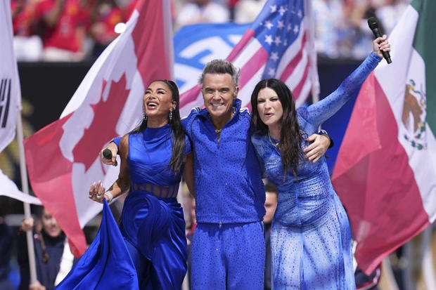 Nicole Scherzinger, Robbie Williams και Laura Pausini
