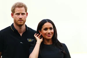 Η βασίλισσα Ελισάβετ κρύφτηκε πίσω από ένα θάμνο για να αποφύγει έναν καλεσμένο της