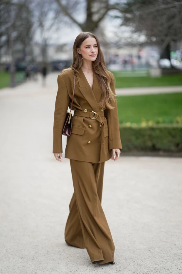 καφέ κοστούμι